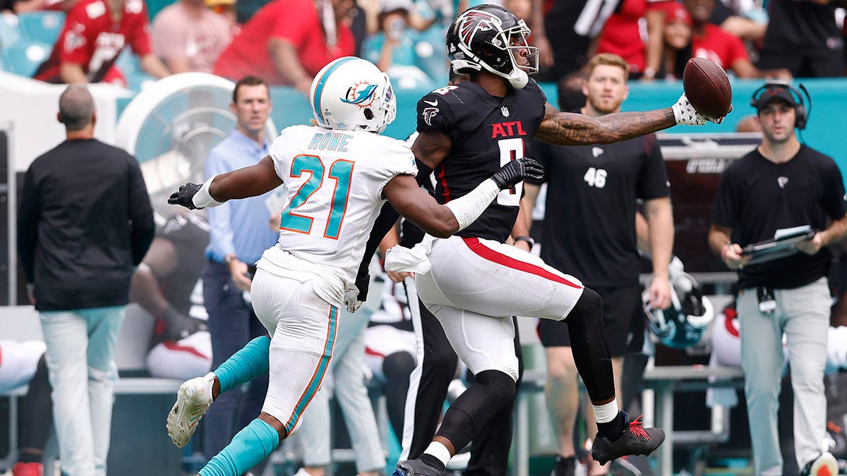 MIAMI GARDENS, FLORIDA - OCTOBER 24: Kyle Pitts #8 of the Atlanta Falcons makes a one-handed catch against the Miami Dolphins during the second quarter at Hard Rock Stadium on October 24, 2021 in Miami Gardens, Florida. (Photo by Michael Reaves/Getty Images)