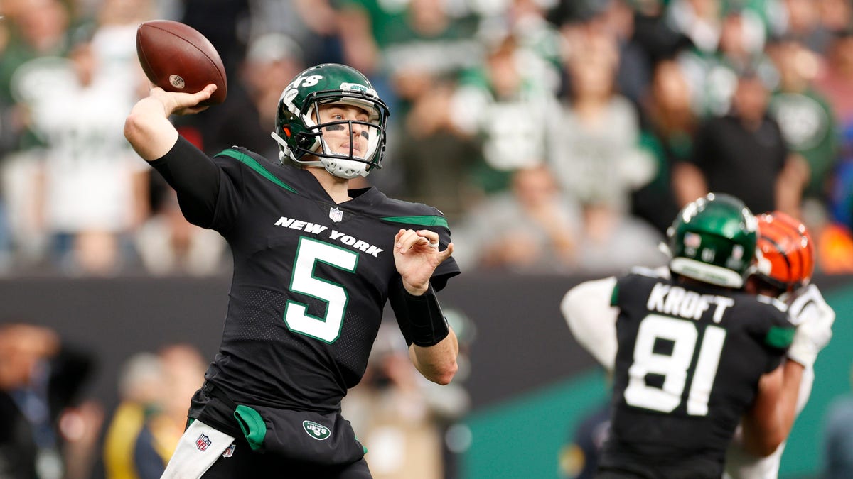 EAST RUTHERFORD, NEW JERSEY - OCTOBER 31: Mike White #5 of the New York Jets throws the ball during the fourth quarter against the Cincinnati Bengals at MetLife Stadium on October 31, 2021 in East Rutherford, New Jersey. (Photo by Sarah Stier/Getty Images)