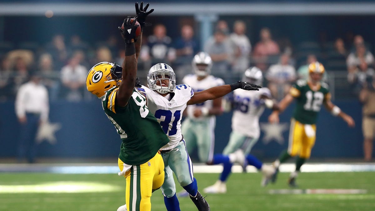Martellus Bennett #80 of the Green Bay Packers catches a pass as Byron Jones #31 of the Dallas Cowboys defends in the third quarter of a game at AT&amp;T Stadium on Oct. 8, 2017 in Arlington, Texas.  (Photo by Tom Pennington/Getty Images)