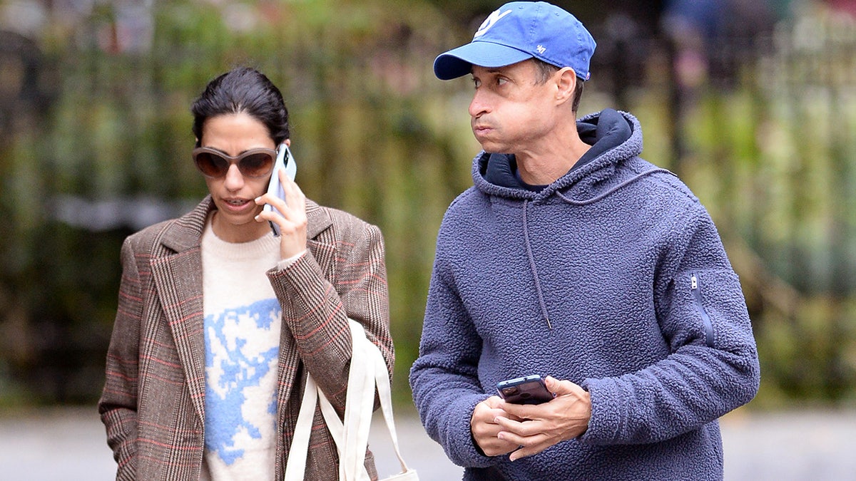 Huma Abedin Anthony Weiner*EMBARGO: Strictly No Web before October 28, 2021 | 3:00pm EDT **Huma Abedin Spotted Grocery Shopping With Anthony Weiner As Sex Assault Bombshell From Her Upcoming Book Is Dropped