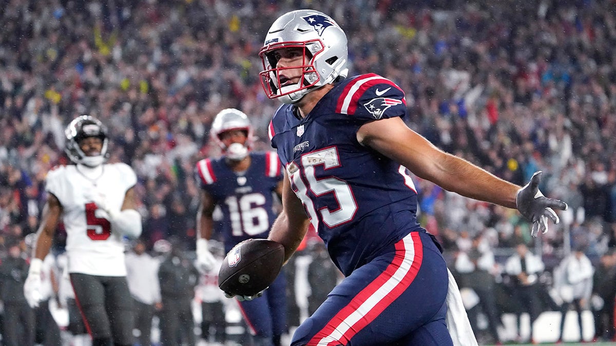 New England Patriots tight end Hunter Henry (85) celebrates after his touchdown during the first half of an NFL football game against the Tampa Bay Buccaneers, Sunday, Oct. 3, 2021, in Foxborough, Mass.