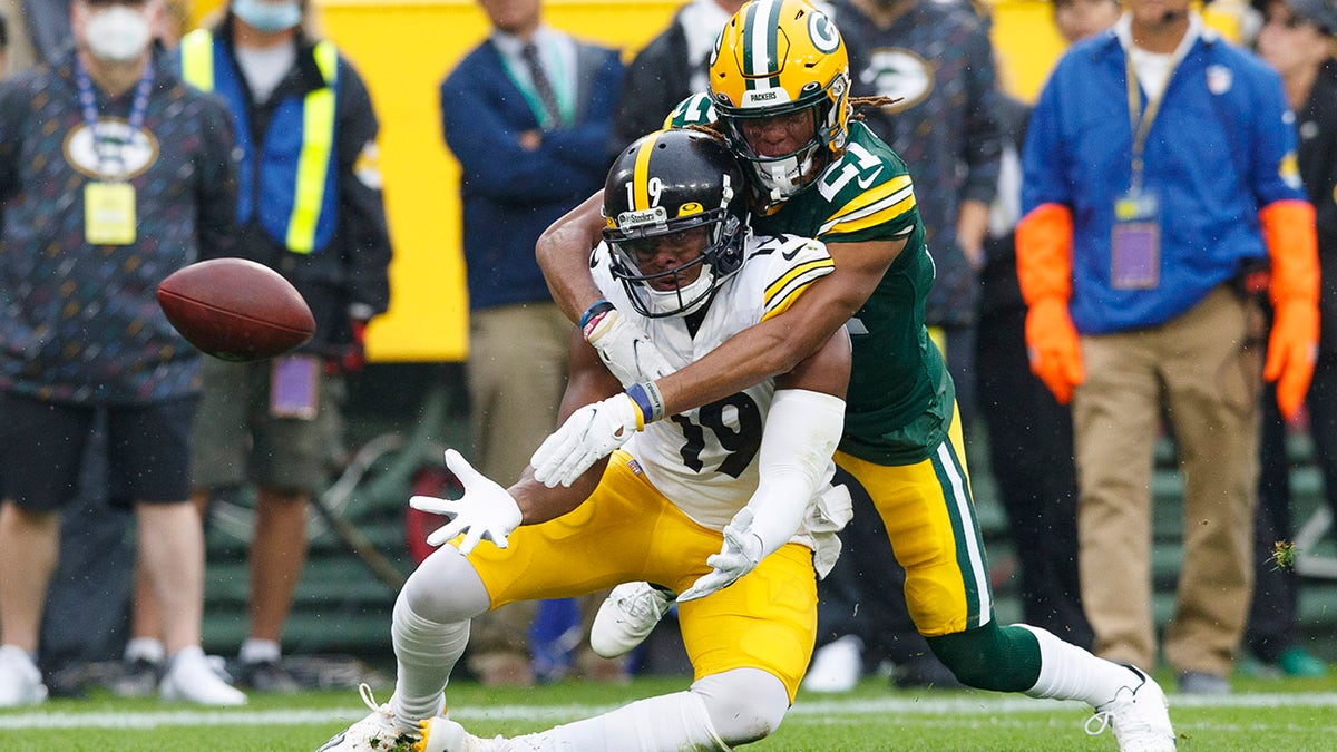 Green Bay Packers cornerback Eric Stokes (21) defends the pass intended for Pittsburgh Steelers wide receiver JuJu Smith-Schuster (19) during the first quarter at Lambeau Field.