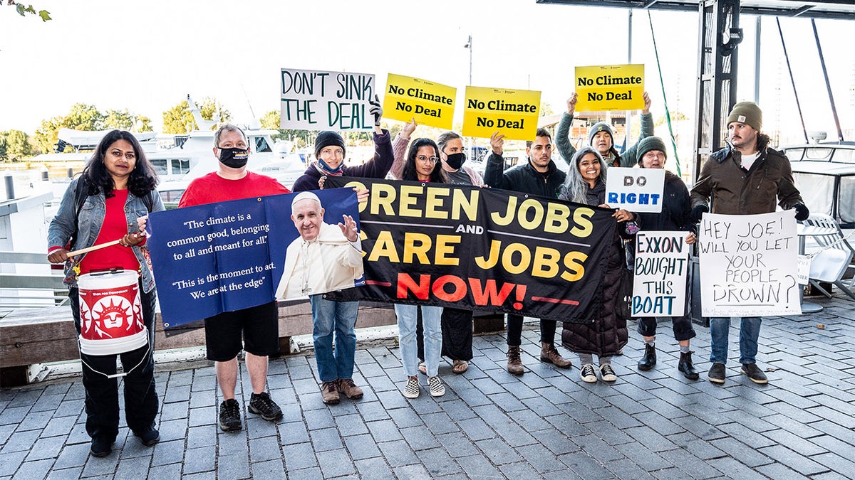 October 18, 2021 - Washington, DC, United States: A protest against the legislative positions that U.S. Senator Joe Manchin (D-WV) has taken regarding the budget reconciliation package. The protest took place near the dock where the Senator's boat is docked in Washington, D.C. (Photo by Michael Brochstein/Sipa USA)No Use Germany.