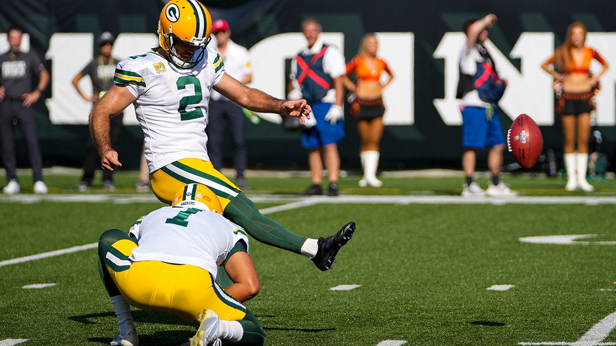 Green Bay Packers kicker Mason Crosby (2) kicks a field goal from he hold of Corey Bojorquez in the second half of an NFL football game against the Cincinnati Bengals in Cincinnati, Sunday, Oct. 10, 2021.