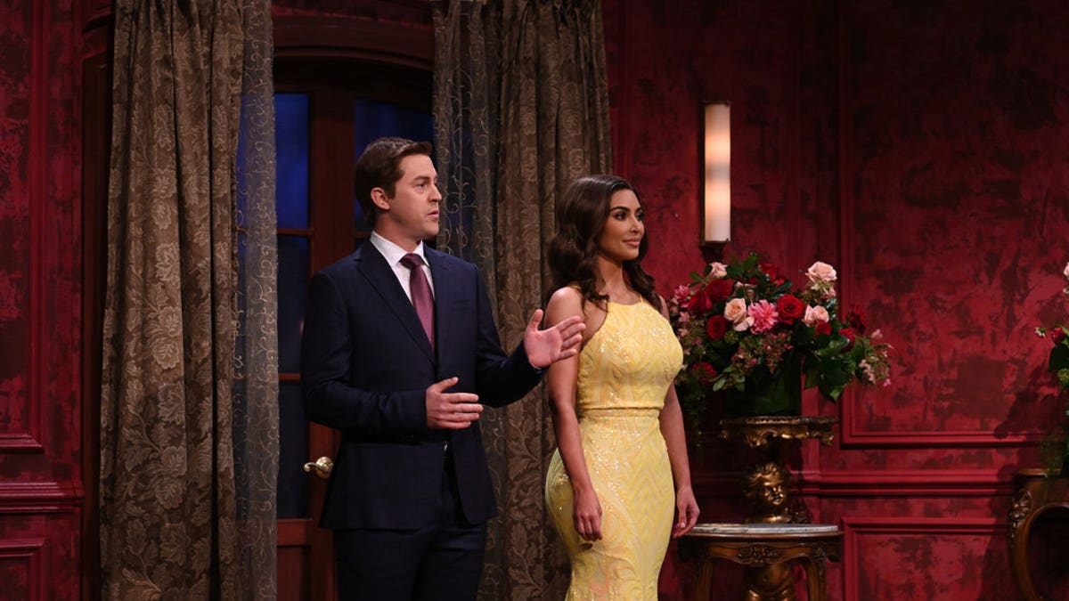 (l-r) Alex Moffat and host Kim Kardashian West during ‘The Dream Guy' sketch on Saturday, October 9, 2021.