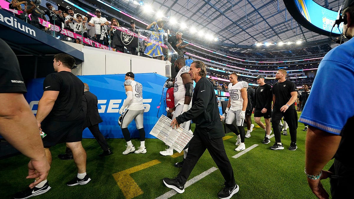 Start of Raiders-Chargers game delayed by lightning