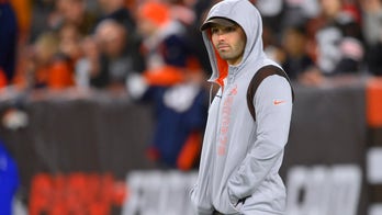 Browns' Mayfield has broken bone in shoulder