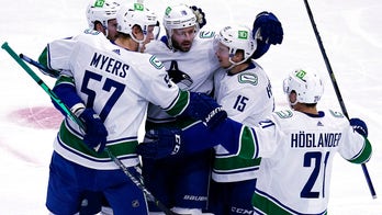 Demko makes 29 saves, Canucks beat winless Blackhawks 4-1