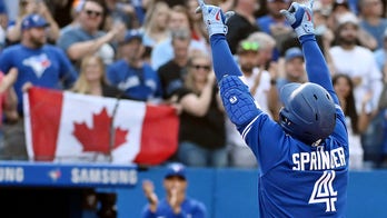 Jays stay close in wild-card race, hit 5 HRs, rout O's 10-1