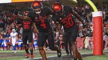 Houston ends SMU's perfect season with 100-yard game-winning kickoff return for TD