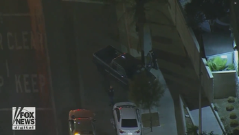 Off-duty LA cop shot, suspect in custody