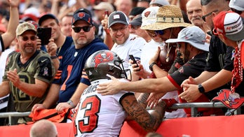 Bucs fan who mistakenly received Tom Brady's 600th TD pass says he just wants to hit the links with the star