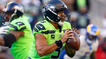 Seahawks' Russell Wilson messes up his middle finger, leaves NFL fans queasy