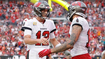 Brady tops 600 career TD passes, Buccaneers rout Bears 38-3