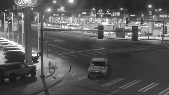 Washington police officer shot after trying to stop burglary while off duty