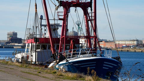 Britain issues 48-hour deadline in France fishing dispute