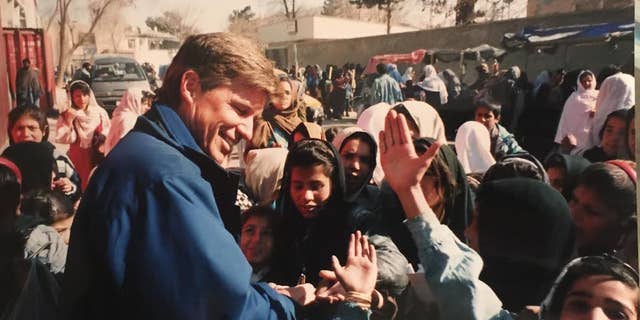 Fox News correspondent Greg Palkot with kids in Kabul, 在 2002.