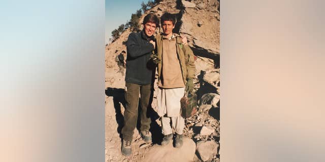 Fox News correspondent Greg Palkot in Tora Bora, 阿富汗, 在 2001.