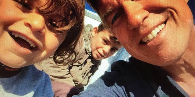 Fox News correspondent Greg Palkot with refugee kids in Irbil, 伊拉克, 在 2014.