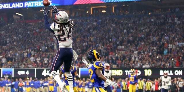 feb 3, 2019; Atlanta, GA, Estados Unidos; New England Patriots cornerback Stephon Gilmore (24) intercepts a pass intended for Los Angeles Rams wide receiver Brandin Cooks (12) in the fourth quarter in Super Bowl LIII at Mercedes-Benz Stadium. Mandatory Credit: Mark J. Deportes Rebilas-USA TODAY