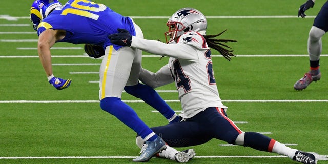 dic 10, 2020; Inglewood, California, Estados Unidos; Los Angeles Rams wide receiver Cooper Kupp (10) tries to break free from New England Patriots cornerback Stephon Gilmore (24) during the fourth quarter at SoFi Stadium. Mandatory Credit: Robert Hanashiro-USA TODAY Sports