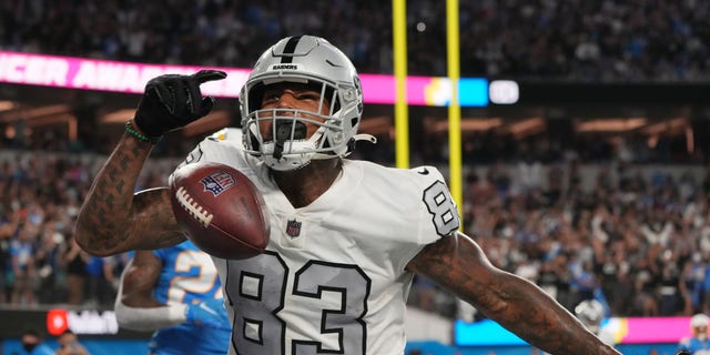 Ott 4, 2021; Inglewood, California, Stati Uniti d'America; Las Vegas Raiders tight end Darren Waller (83) celebrates after catching a pass for a touchdown against the Los Angeles Chargers during the second half at SoFi Stadium. Mandatory Credit: Kirby Lee-USA TODAY Sports