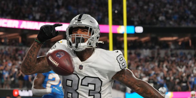 October 4, 2021;  Inglewood, California, United States;  Las Vegas Raiders tight end Darren Waller (83) celebrates after catching a touchdown pass against the Los Angeles Chargers in the second half at SoFi Stadium.  Mandatory Credit: Kirby Lee-USA TODAY Sports