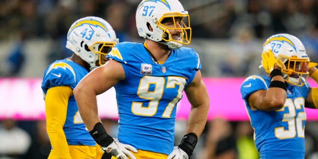 El ala defensiva de Los Angeles Chargers, Joey Bosa (97), espera en la línea con el esquinero Michael Davis (43) y el safety Alohi Gilman (32) durante la primera mitad contra Los Vegas Raiders en el SoFi Stadium.