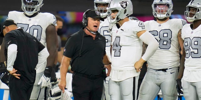 October 4, 2021;  Inglewood, California, United States;  Las Vegas Raiders head coach Jon Gruden chats with quarterback Derek Carr (4) during the second half against the Los Angeles Chargers at SoFi Stadium.  Mandatory Credit: Robert Hanashiro-USA TODAY Sports