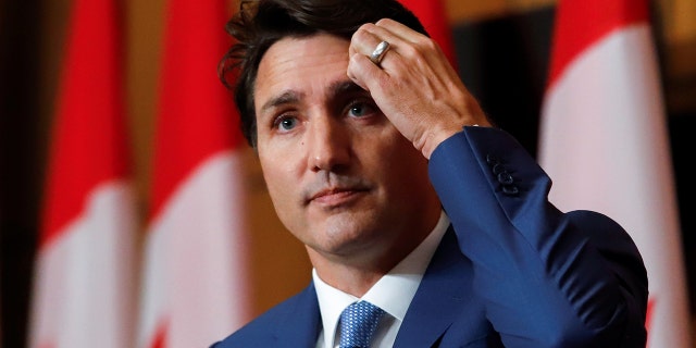 Le Premier ministre canadien Justin Trudeau écoute une question lors d'une conférence de presse à Ottawa, Ontario, Canada, le 6 octobre 2021. REUTERS/Patrick Doyle