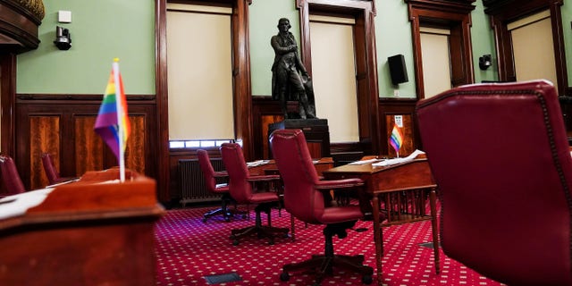 A statue of former U.S. President Thomas Jefferson is pictured in the council chambers in City Hall after a vote to have it removed in the Manhattan borough of New York City, New York, U.S., October 19, 2021. REUTERS/Carlo Allegri
