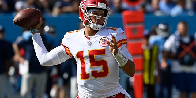 Kansas City Chiefs quarterback Patrick Mahomes passes against the Tennessee Titans in the first half of an NFL football game Sunday, Okt.. 24, 2021, in Nashville, Tennessee.