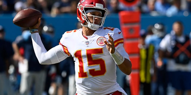 Kansas City Chiefs quarterback Patrick Mahomes passes against the Tennessee Titans in the first half of an NFL football game Sunday, Okt.. 24, 2021, in Nashville, Tennessee.