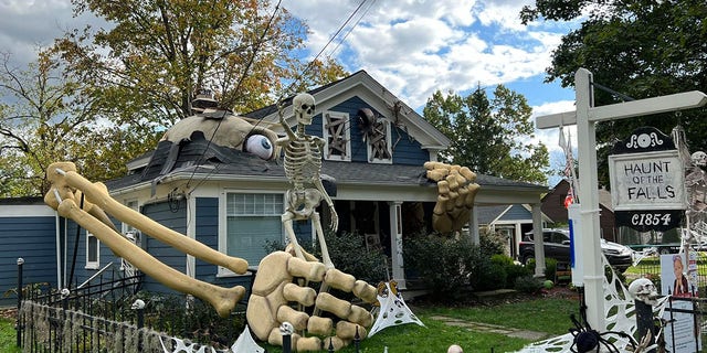 Alan Perkins spoke with Fox News and explained that it took him about 40 days to build a massive skeleton that looks like it’s larger than his house.