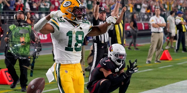 يحتفل راندال كوب (18) ، المتلقي الأبيض في Green Bay Packers ، بهبوطه خلال النصف الثاني من مباراة كرة القدم NFL في أريزونا كاردينالز كورنيرباك بايرون ميرفي ، الخميس ، 28 أكتوبر ، 2021 ، في جلينديل ، أريس.