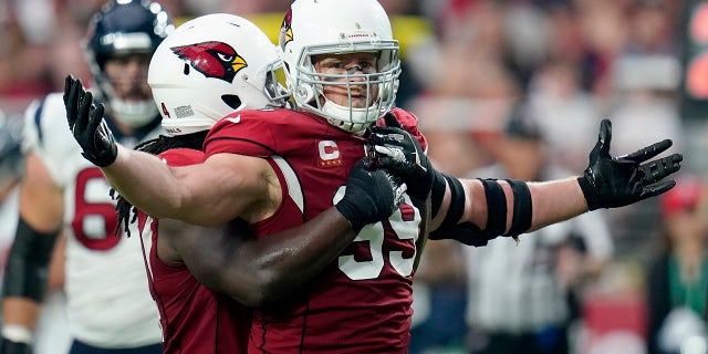 El ala defensiva de los Arizona Cardinals, JJ Watt, celebra un salvamento defensivo contra los Houston Texans durante la primera mitad de un partido de la NFL en el State Farm Stadium en Glendale, Arizona, el 24 de octubre de 2021.