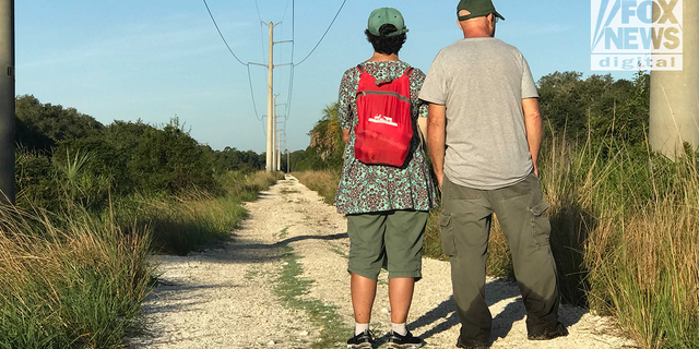 كريستوفر وروبرتا لوندري في حديقة Myakkahatchee Creek البيئية في فلوريدا في اليوم الذي اكتشفت فيه الشرطة رفات ابنهما.