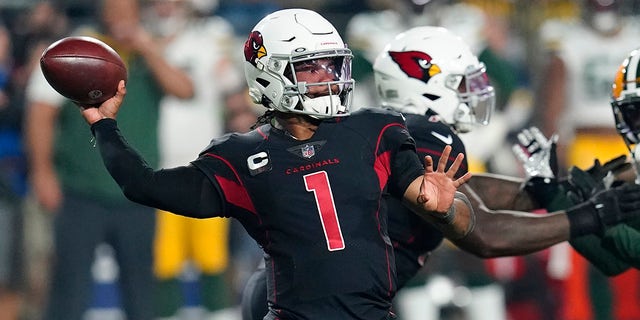 Arizona Cardinals quarterback Kyler Murray (1) throws against the Green Bay Packers during the second half of an NFL football game, Thursday, Oct. 28, 2021, in Glendale, Ariz.