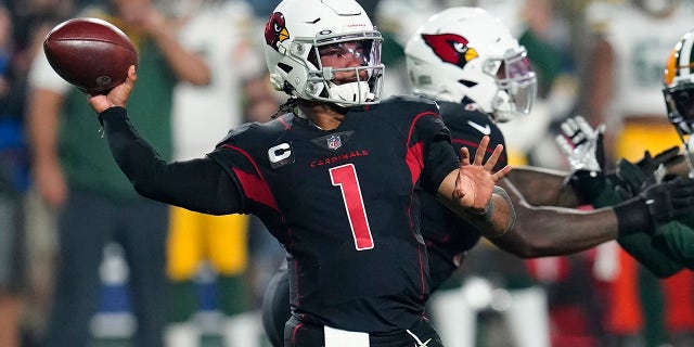 Arizona Cardinals quarterback Kyler Murray (1) throws against the Green Bay Packers during the second half of an NFL football game, Donderdag, Okt.. 28, 2021, in Glendale, Ariz.