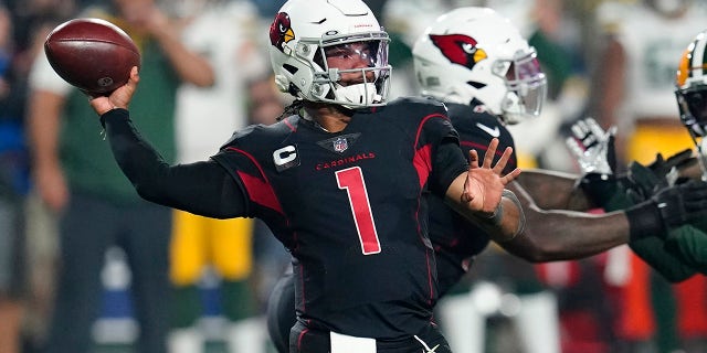 O quarterback do Arizona Cardinals, Kyler Murray (1), joga a segunda metade do jogo de futebol da NFL contra o Green Bay Packers em Glendale, Aris na quinta-feira, 28 de outubro de 2021.