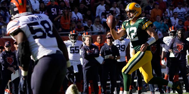 Il quarterback dei Green Bay Packers Aaron Rodgers tira giù la palla e corre per un touchdown durante la seconda metà di una partita di football della NFL contro i Chicago Bears domenica 17 ottobre 2021 a Chicago.  (Foto AP/David Banks)