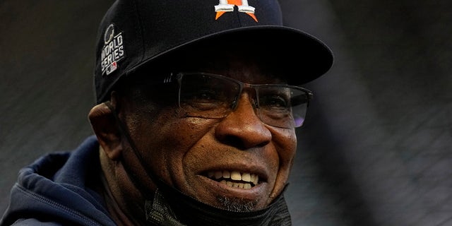 Houston Astros manager Dusty Baker Jr. watches batting practice before Game 5 of baseball's World Series between the Astros and the Atlanta Braves Sunday, 十月. 31, 2021, 在亚特兰大.