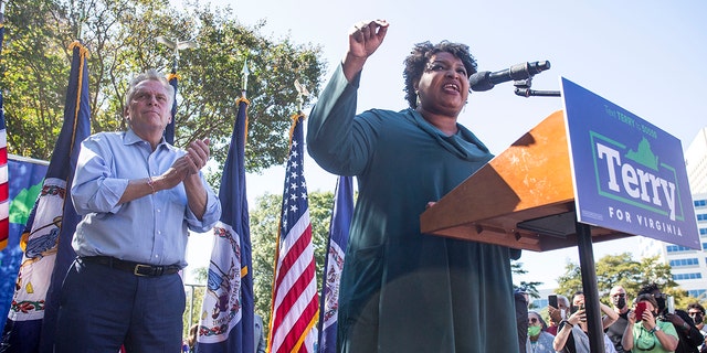 NORFOLK, volere - OTTOBRE 17: Former US Representative and voting rights activist Stacey Abrams speaks during a Souls to the Polls rally supporting Former Virginia Gov. Terry McAuliffe on October 17, 2021 in Norfolk, Virginia. Virginia will hold gubernatorial and local elections on November 2. (Photo by Zach Gibson/Getty Images)