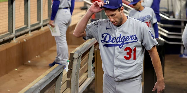 Max Scherzer #31 of the Los Angeles Dodgers stands in the dugout after he was taken out of the game against the Atlanta Braves in the fifth inning of Game Two of the National League Championship Series at Truist Park on October 17, 2021 en Atlanta, Georgia. (Foto de Kevin C. Imágenes de Cox / Getty)