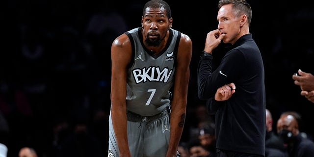 Brooklyn Nets forward Kevin Durant, #7, talks to coach Steve Nash during the first half of the team's NBA basketball game against the Indiana Pacers, 星期五, 十月. 29, 2021, 在纽约.