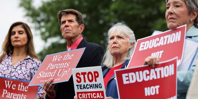 Los opositores de la llamada doctrina racial crítica de la educación se manifestaron frente a la sede de la Junta Escolar del Condado de Loudtown en Ashburn el 22 de junio de 2021. 