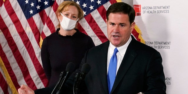 在这个十二月. 2, 2020, 档案照片, 亚利桑那州政府. Doug Ducey speaks at a press conference in Phoenix. (AP Photo/Ross D. 富兰克林, 泳池)