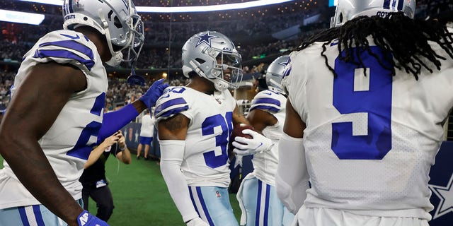 Dallas Cowboys cornerback Anthony Brown (30), Jaylon Smith (9) and others celebrate a Brown interception in the first half of an NFL football game against the Philadelphia Eagles in Arlington , Texas, Monday, September 27, 2021 (AP Photo / Michael Ainsworth)