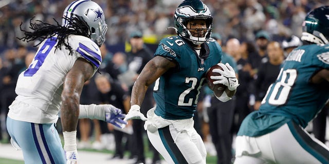 Dallas Cowboys linebacker Jaylon Smith (9) gives the chase as Philadelphia Eagles backer Miles Sanders (26) runs the ball in the second half of an NFL football game in Arlington, Texas , Monday September 27, 2021 (AP Photo / Michael Ainsworth)