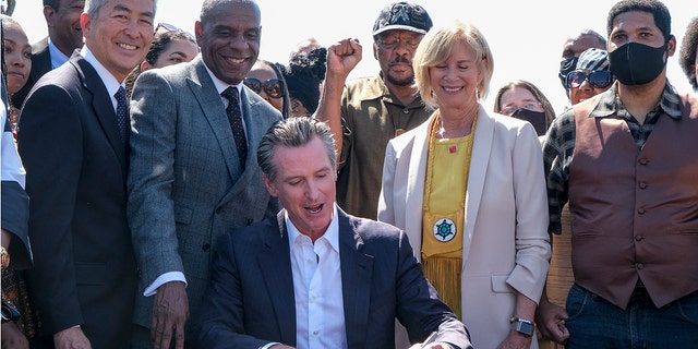 Kaliforniese goewerneur. Gavin Newsom signs a bill, "Bruce's Beach Bill, , Donderdag, Sept.. 30, 2021, in Manhattan Beach, Kalifornië.